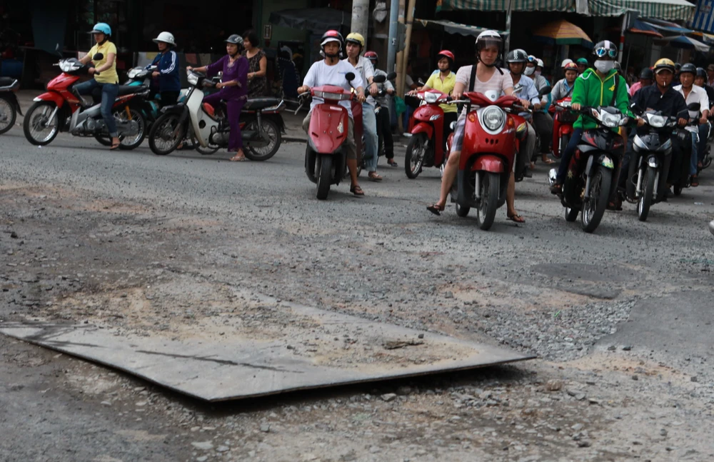 “Bẫy” nổi trên đường